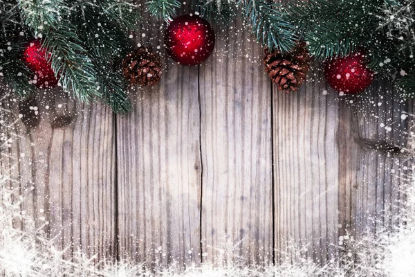 クリスマスの背景 - モミの木と素朴な要素を飾る — ストック写真