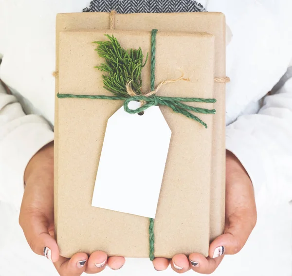 Lány kezében, kézműves és a kézzel készített karácsonyi ajándék — Stock Fotó