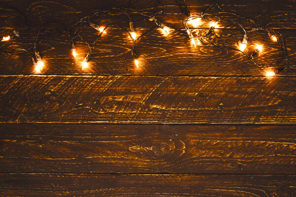 Рождественская лампочка на деревянном столе
.