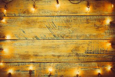 Noel ışıkları ampul ahşap masa üzerinde