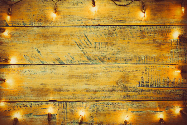 Рождественская лампочка на деревянном столе
