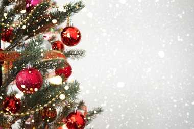 Noel ağacı süsleme, dekorasyon ve kış arka plan üzerinde kar yağışı ile hafif bokeh Close-Up