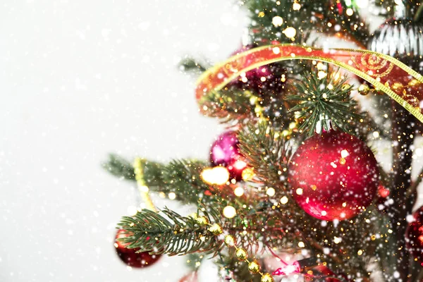Close Van Kerstboom Met Ornament Versiering Lichte Bokeh Met Sneeuwval — Stockfoto