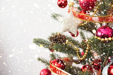 Noel ağacı süsleme, dekorasyon ve kış arka plan üzerinde kar yağışı ile hafif bokeh Close-Up