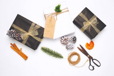 El sanatları ve el yapımı mevcut hediye kutuları Noel beyaz arka plan üzerinde. Yaratıcı düz düzen ve kenarlık ve kopya alan tasarım ile üstten görünüm kompozisyon. 