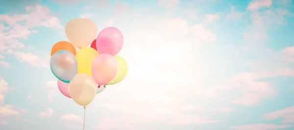 老式的彩色气球与一个复古的 Instagram 滤镜效果在蓝天上完成 网站横幅背景的想法 爱在夏天和情人节 婚礼蜜月的概念 — 图库照片