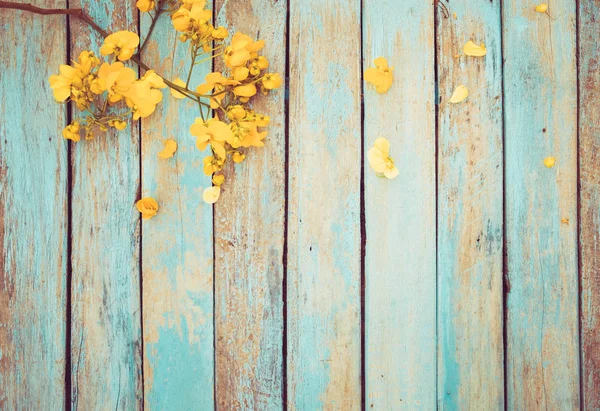 ヴィンテージの木製の背景 罫線の上黄色の花 ヴィンテージ色のトーン コンセプトはばねまたは夏の背景の花 — ストック写真