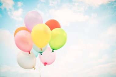 Vintage çok renkli balonlar ile mavi gökyüzü üzerinde bir retro instagram filtre etkisi ile yapılır. Yaz ve balayı konsepti düğün Sevgililer, aşk arka planı için fikirler.