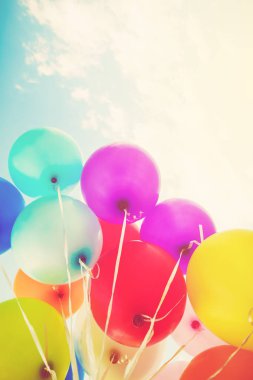 Retro instagram filtre efektiyle yapılmış renkli balonlar. Yazın mutlu doğum günleri ve düğün kavramı, balayı partisi kullanımı. Klasik renk tonu biçimi