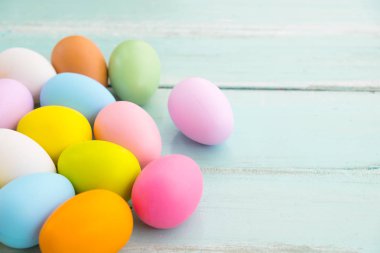 Renkli Paskalya yumurta arka plan. Bahar mevsimi tatil. Vintage pastel renk tonu. Kompozisyon kadar kapatın.