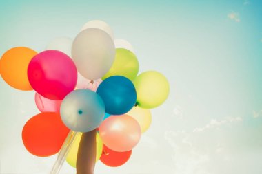 Çok renkli balonlar bir retro instagram filtre efekti, mutlu doğum gün yaz ve balayı düğün, Vintage renk tonu stili kavramı ile yapılan tutan kız el