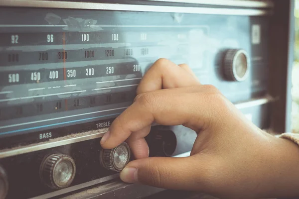 Estilo Vida Retro Mulher Mão Ajustando Botão Receptor Rádio Vintage — Fotografia de Stock