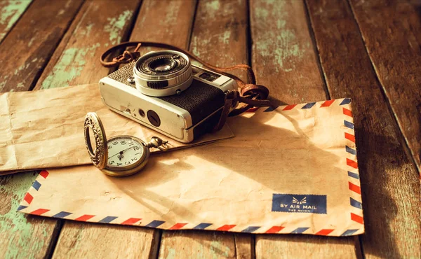Vintage Reise Hintergrundkonzept Alte Filmkamera Antike Uhren Und Luftpost Brief — Stockfoto