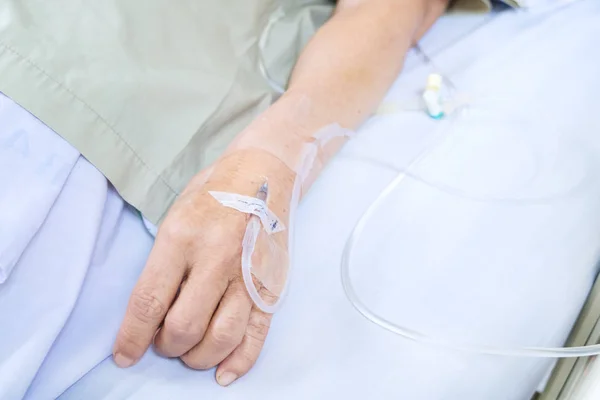 Mão Mulher Asiática Sênior Paciente Com Bomba Infusão Tratada Hospital — Fotografia de Stock