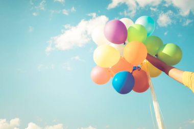 Çok renkli balonlar bir retro instagram filtre efekti, mutlu doğum gün yaz ve balayı düğün, Vintage renk tonu stili kavramı ile yapılan tutan kız el