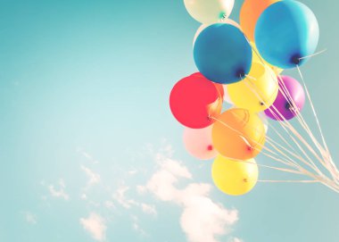 Retro instagram filtre efektiyle yapılmış renkli balonlar. Yazın mutlu doğum günleri ve düğün kavramı, balayı partisi kullanımı. Klasik renk tonu biçimi