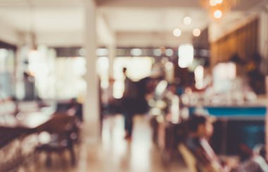 Coffee shop arka plan bulanık görüntü. kafede insanlarla arka plan bulanıklık. Vintage renk tonu stili