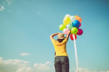 Çok renkli balonlar bir retro instagram filtre efekti, mutlu doğum gün yaz ve balayı düğün, Vintage renk tonu stili kavramı ile yapılan tutan kız el