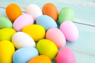 Renkli Paskalya yumurta arka plan. Bahar mevsimi tatil. Vintage pastel renk tonu. Kompozisyon kadar kapatın.