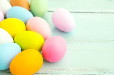 Renkli Paskalya yumurta arka plan. Bahar mevsimi tatil. Vintage pastel renk tonu. Kompozisyon kadar kapatın.