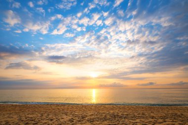 Güzel tropikal Beach gündoğumu, palmiye ağacı ile deniz manzarası. deniz görünümü plaj yaz arka planda.