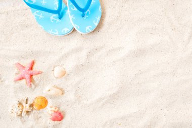 Plaj arka plan - kabukları, tarfish ve terlik ile kum Beach üstten görünüm. Yaz arka plan kavramı.
