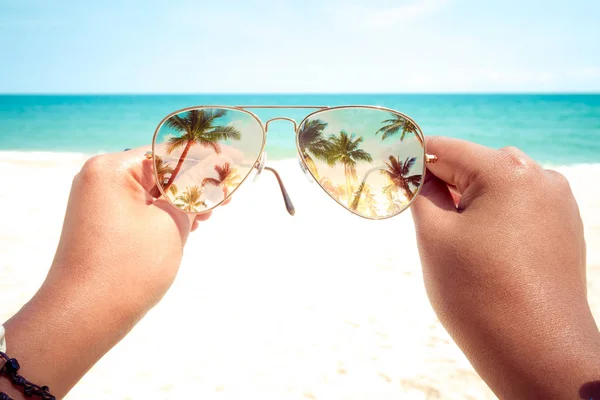 Entspannung Und Freizeit Sommer Junge Gebräunte Frau Mit Sonnenbrille Tropischen — Stockfoto