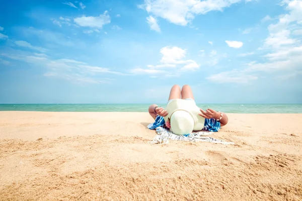 Ocio Verano Mujer Joven Acostada Una Playa Tropical Relajarse Con —  Fotos de Stock