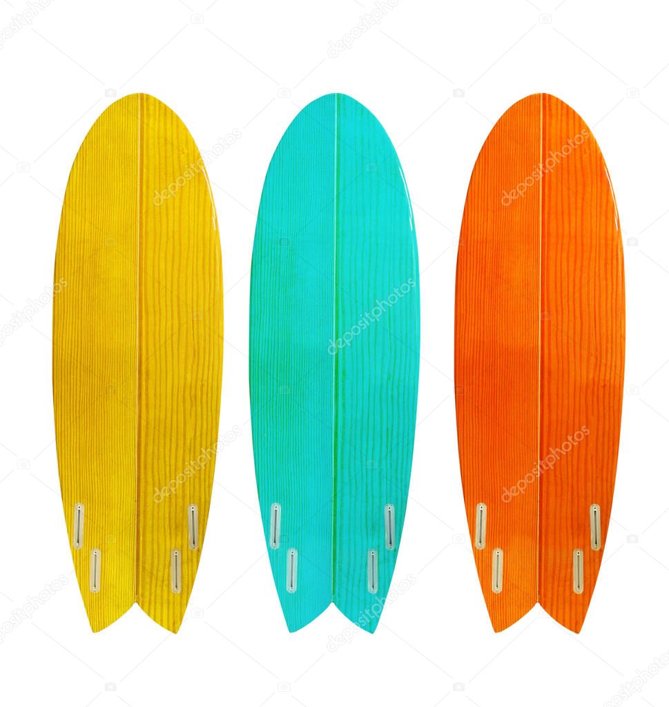 Tabla de surf de madera vintage aislada en blanco con camino de recorte