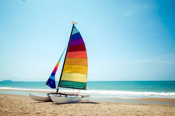 Veleiro Colorido Praia Tropical Verão — Fotografia de Stock