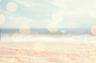 Bir deniz manzarası soyut plaj arka plan. bulanıklık ve bokeh lens ışık parlaması, pastel renklerle bir vintage ve retro tarzı. Ön plan üzerinde odaklanmak