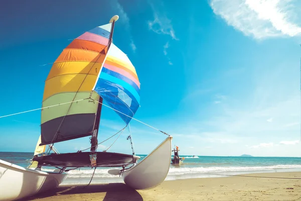 夏日热带海滩上五颜六色的帆船 — 图库照片
