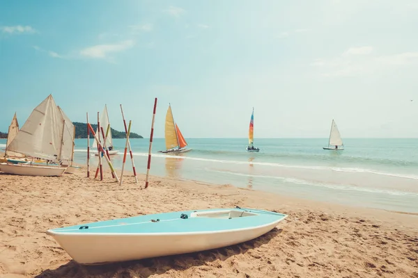 Segelboot Tropischen Sandstrand Sommer Vintage Retro Farbton Effekt — Stockfoto