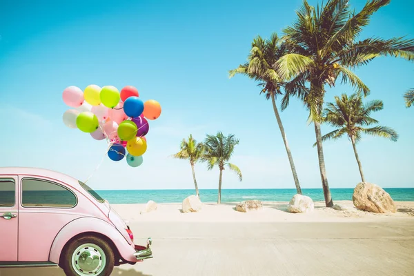 Tarjeta Vintage Coche Con Globo Colores Playa Tropical Cielo Azul —  Fotos de Stock