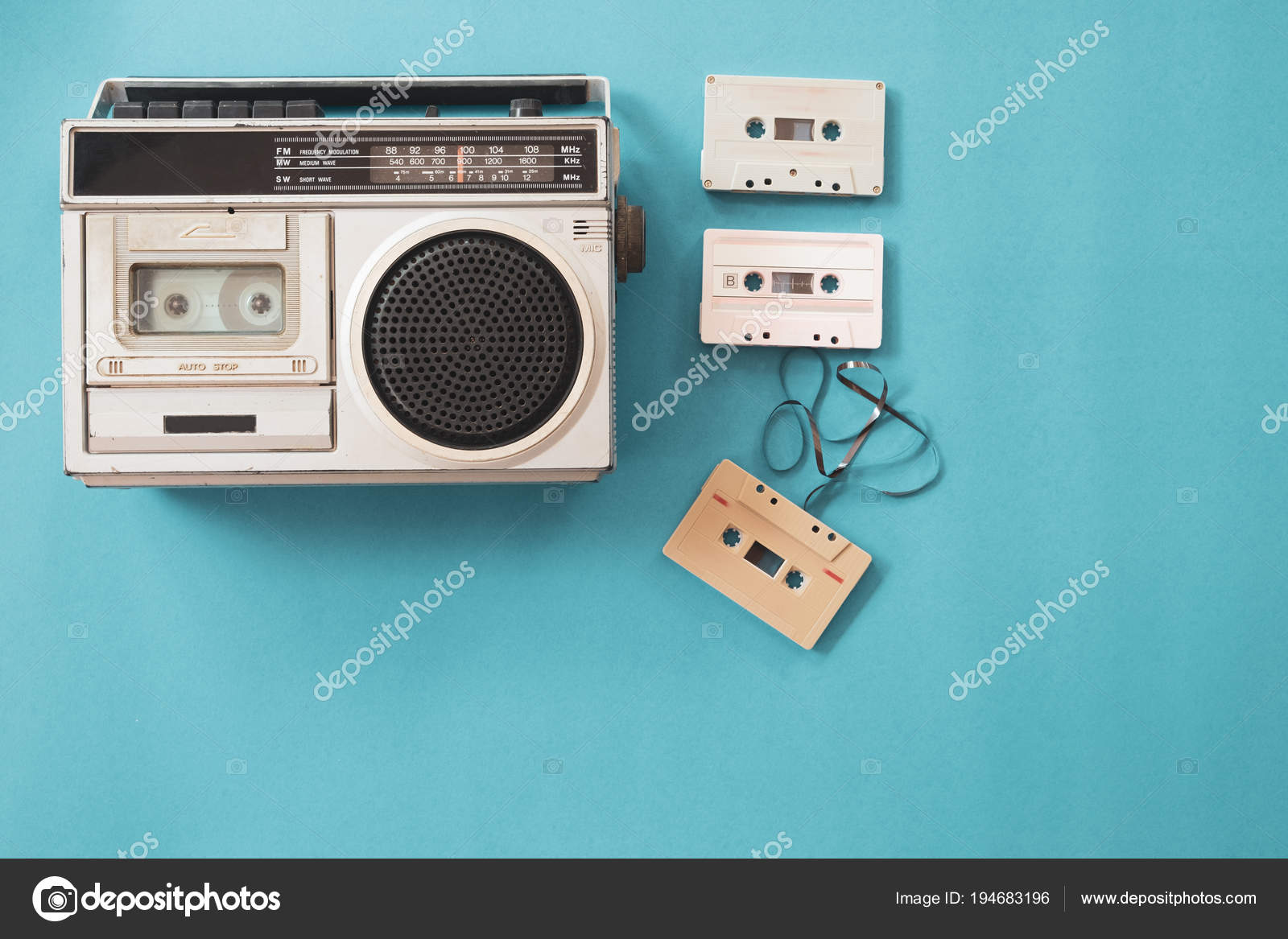 Radio Vintage Reproductor Cassette Sobre Fondo Azul Plano Vista
