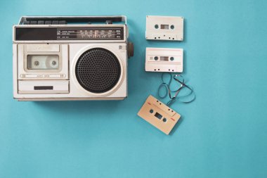 Vintage radyo ve kaset çalar üzerinde mavi arka plan, düz yatıyordu, görünümü top. Retro teknoloji