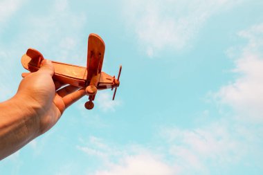 Oyuncak uçak el - esin seyahat ve rüyalar. Vintage renk filtre efekti.