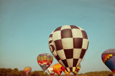 Klasik sıcak hava balonu. seyahat ve hava taşımacılığı konsepti - vintage ve retro filtre etkisi biçimi
