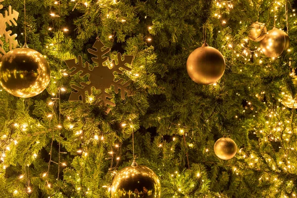 Close Kerstboom Met Decoratie Licht Gouden Bal Nachts Kerstmis Nieuwjaar — Stockfoto