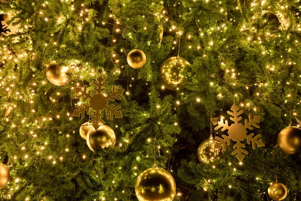 Primer Plano Del Árbol Navidad Con Decoración Luz Bola Oro —  Fotos de Stock