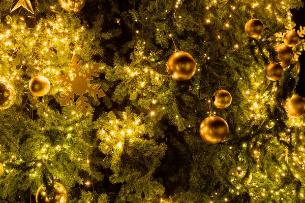 Close Kerstboom Met Decoratie Licht Gouden Bal Nachts Kerstmis Nieuwjaar — Stockfoto