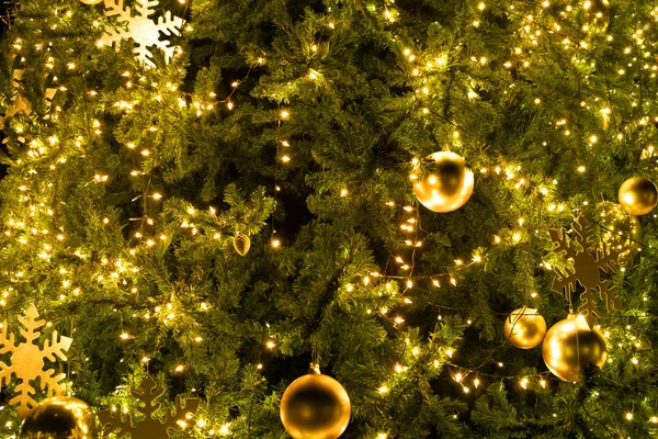 Primer Plano Del Árbol Navidad Con Decoración Luz Bola Oro —  Fotos de Stock