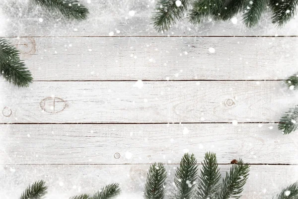 Сосновые Листья Украшены Рамкой Белом Деревянном Фоне Снежинками Веселого Рождества — стоковое фото