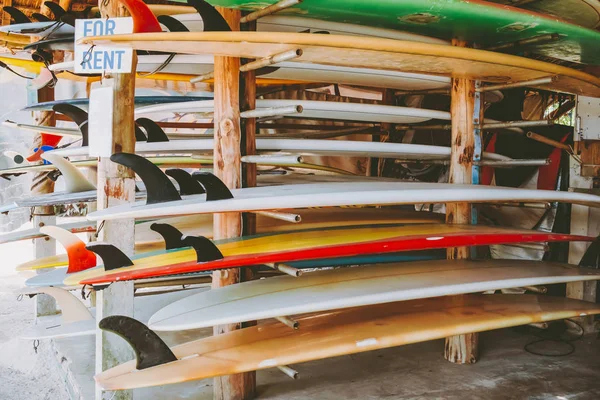 ビーチでのレンタルのための店でカラフルなサーフボード ウォータースポーツ用品ヴィンテージカラートーン効果 — ストック写真