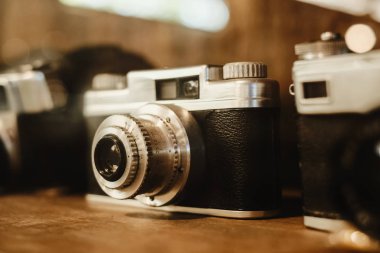 Klasik film kamerası, koleksiyon malzemeleri. Retro fotoğraf ekipmanları. Klasik renk tonu.