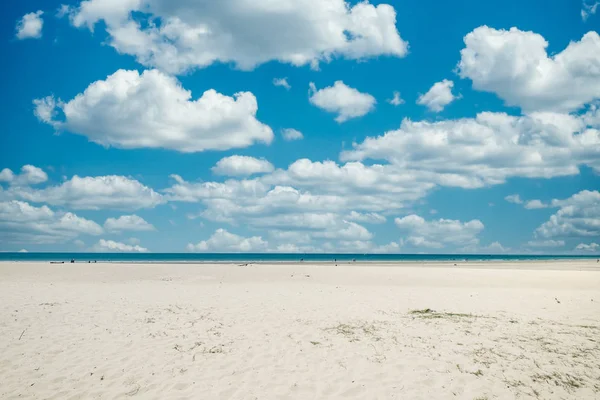 Прекрасний Морський Тропічний Пляжний Фон Білий Пісок Хмарним Пейзажем Спокійним — стокове фото