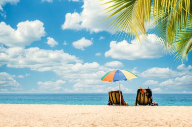 Arka plan ya da duvar kağıdı için egzotik tropikal plaj manzarası. Seyahat için sakin plaj sahnesi ilham verici, yaz tatili ve turizm için tatil konsepti.