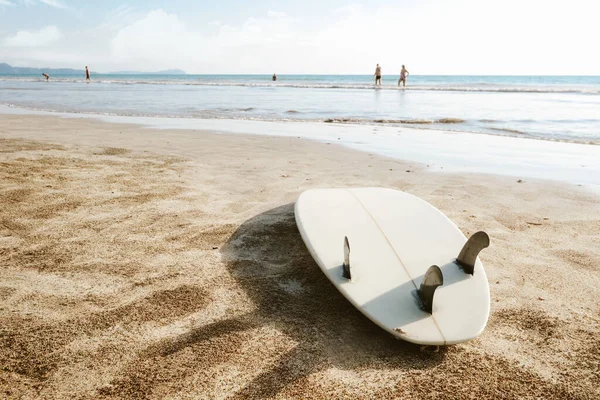 Surfbrett Strand Hintergrund Und Menschen Reiseerlebnis Und Wassersport Entspannungs Und — Stockfoto
