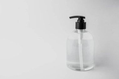 Patojenleri ve el hijyenini önlemek için bakteri ve virüs önleme el dezenfektanı, korona virüsü koruma yayar. Tıbbi cerrahi veya seyahat için. Beyazda izole et