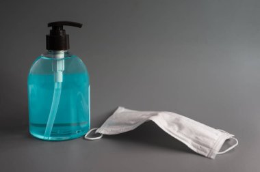 Coronavirus önleme maskeleri ve patojenleri salgılanmaktan ve el hijyeninden korumak için el dezenfektanı jeli, korona virüsü koruma yaydı. Tıbbi cerrahi ya da seyahat için.